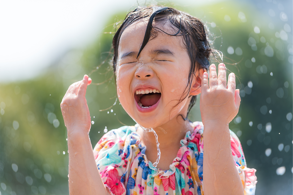 水を浴びる女の子
