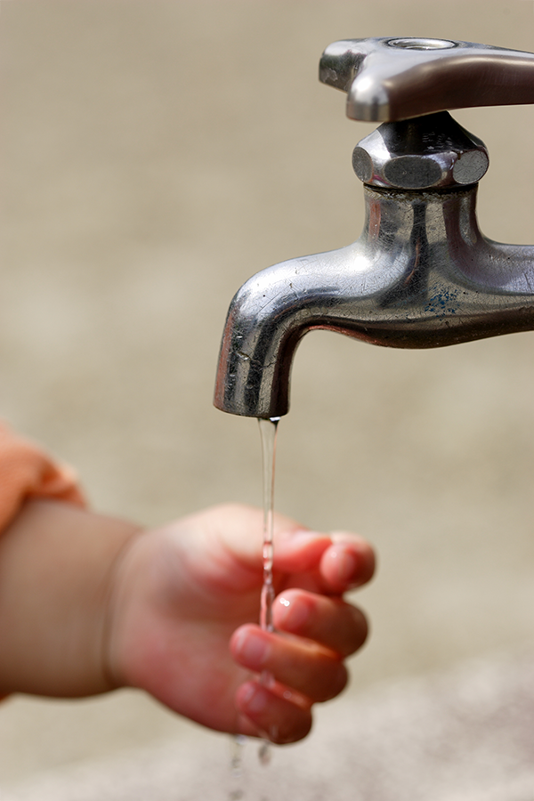 蛇口と子供の手
